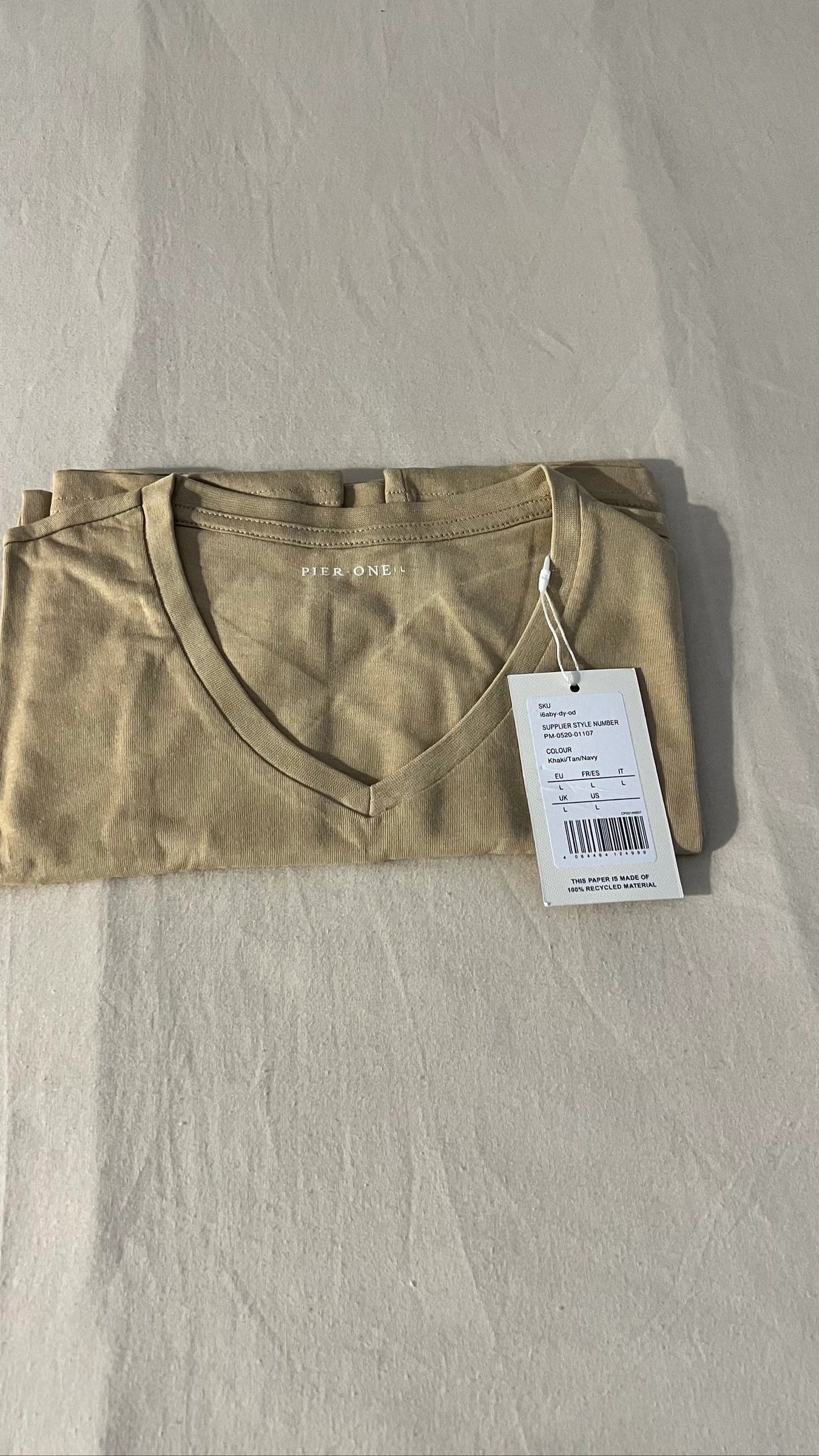 Camiseta para hombre de cuello en V color canela Cálido y atemporal – photo 2